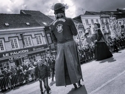 Rosalie du Ryveld i motocyklista